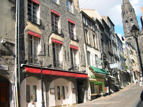  commerces dans une rue piétonne